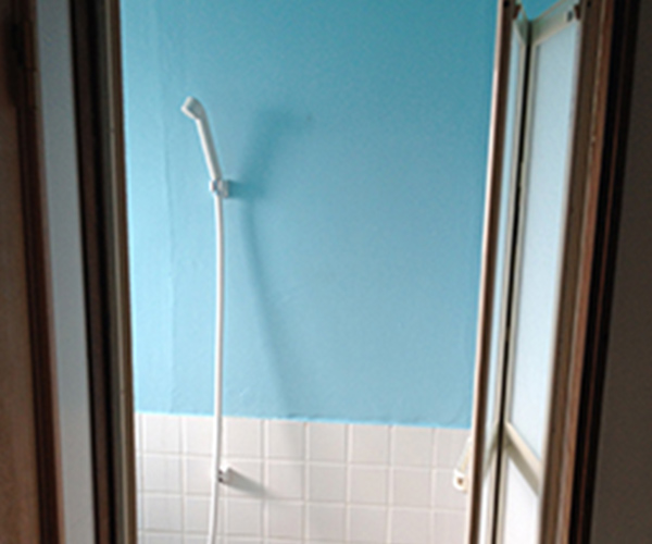 after｜ドアを樹脂製の折れ戸に取替え洗い場が広く使えるように。カビだらけの浴室もきれいに清掃し塗装。シャワーも付けて便利に。