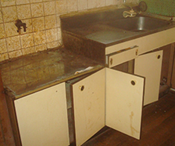 before｜40年間使用されていたキッチンでかなり汚れています。