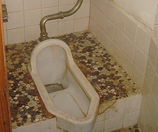 before｜古い和式トイレ。床は冷たく掃除のしにくいタイルでした。